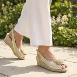 Flower Detail Peep Toe Wedge Sandals - Gold