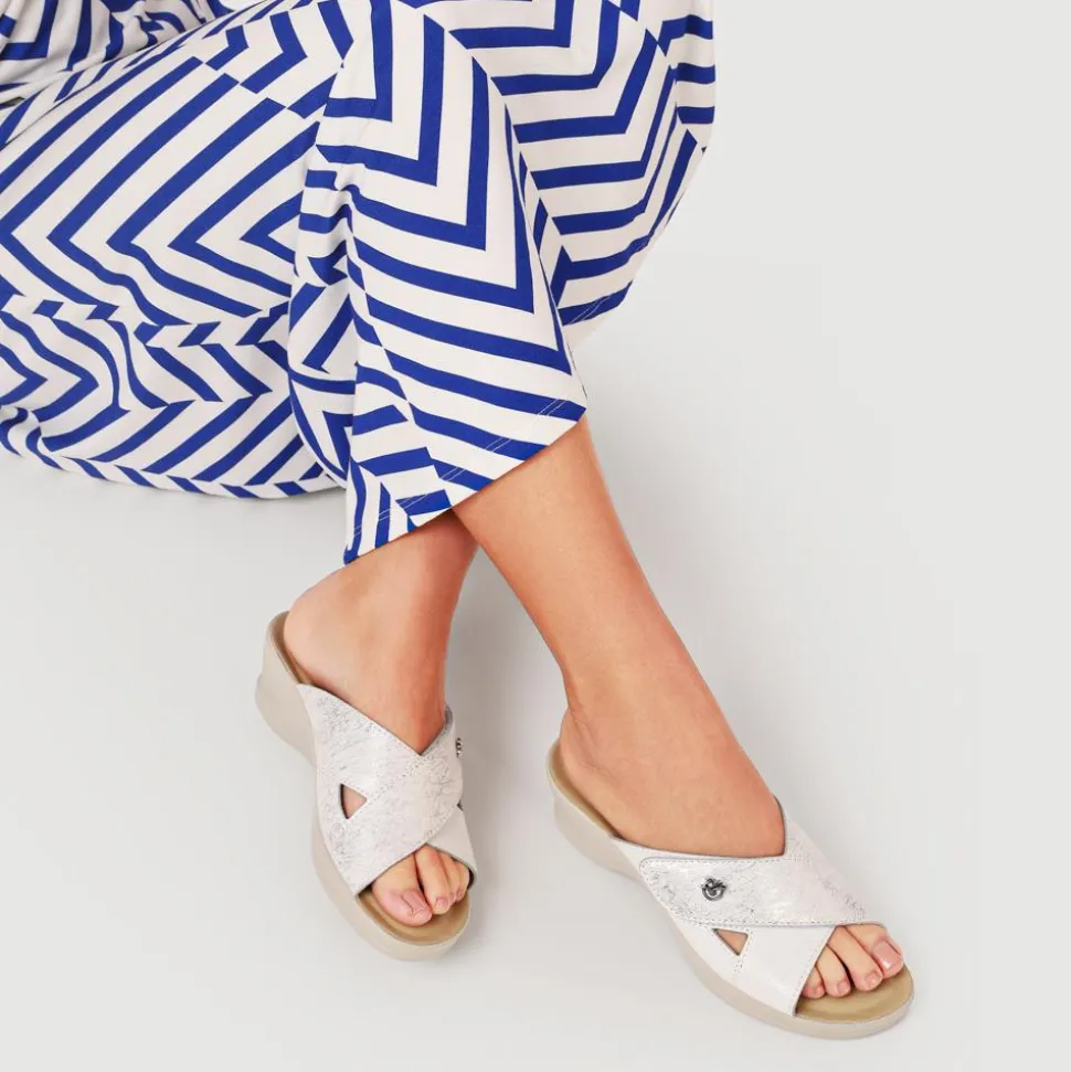 Fly Flot Anatomic Self Moulding Mules - White