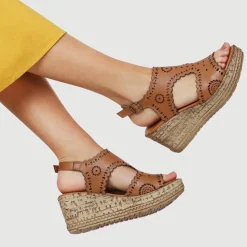 Leather Buckle-Fastening Wedge Sandals - Tan