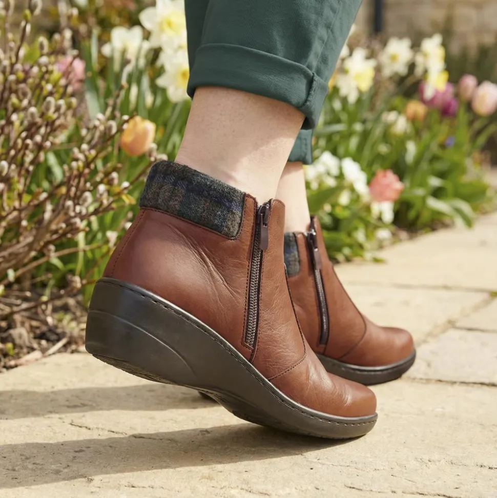 Wide-Fit Leather Lightweight Ankle Boots - Tan